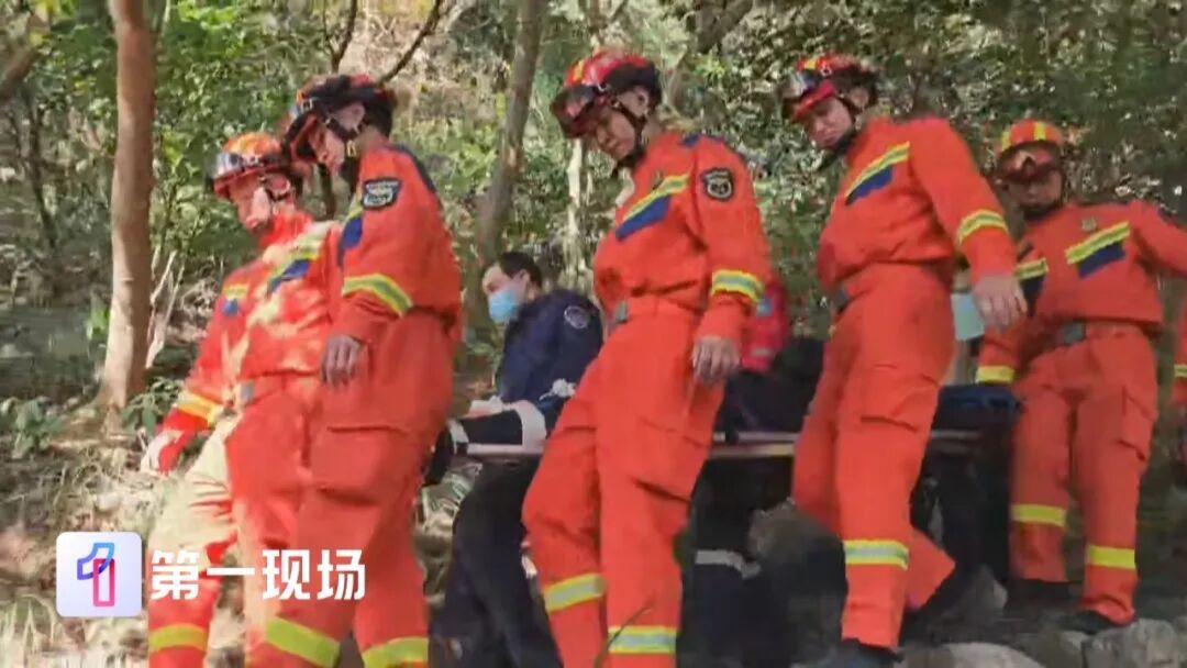 男子爬山摔倒致骨折,救援人员耗时一小时轮班抬运,徒步不能“说走就走” 男子爬山摔倒致骨折,救援人员耗时一小时轮班抬运,徒步不能“说走就走”