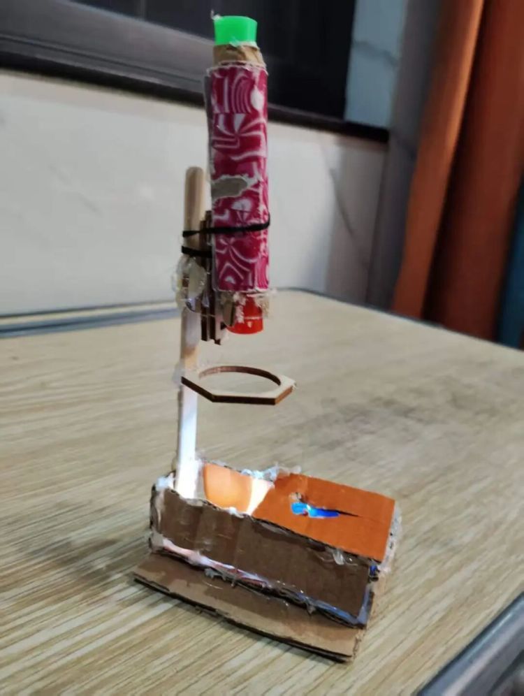 10岁小学生用废旧纸壳自制“观月神器” 10岁小学生用废旧纸壳自制“观月神器”