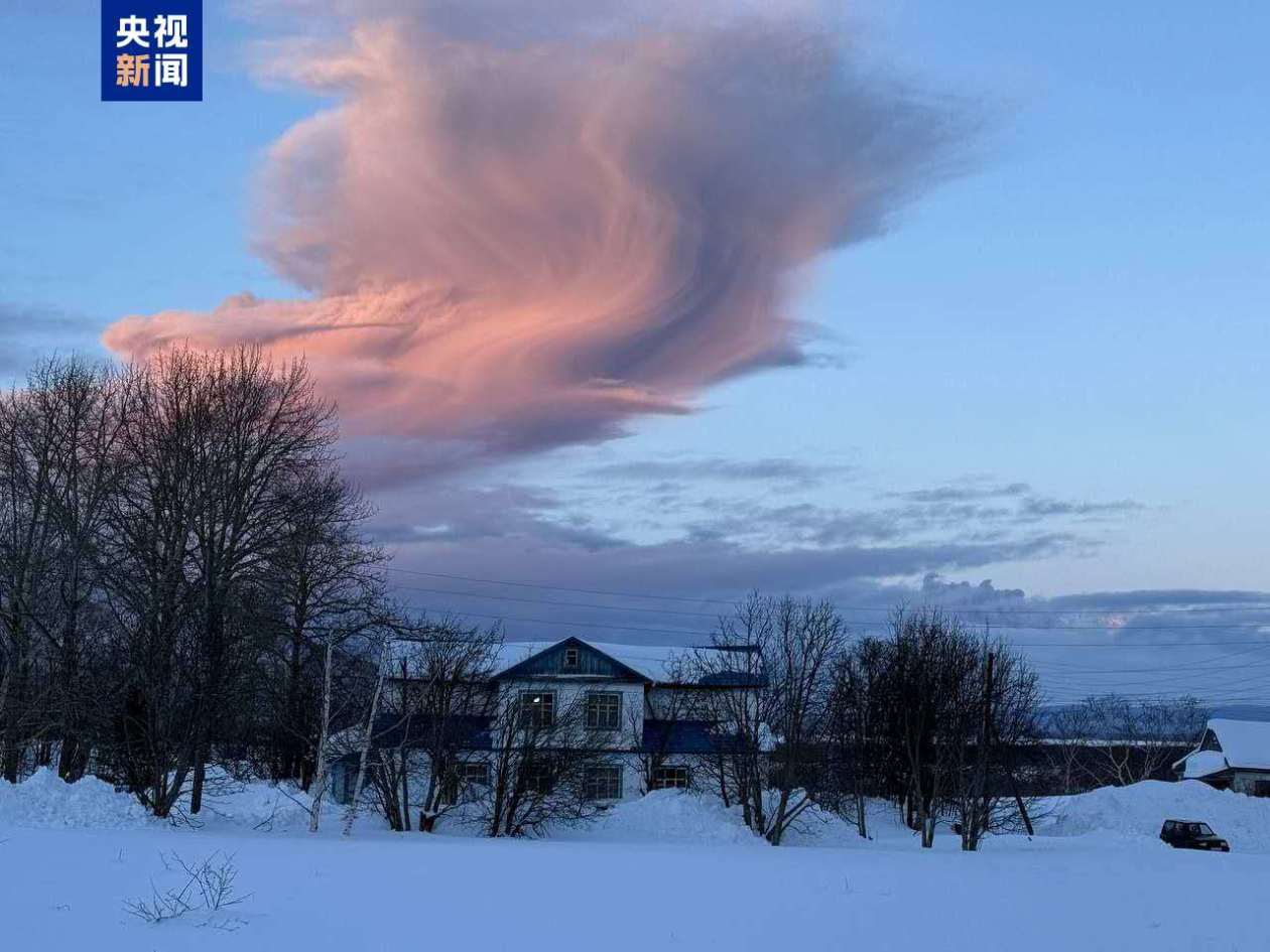 俄罗斯希韦卢奇火山喷发 灰柱高达9000米