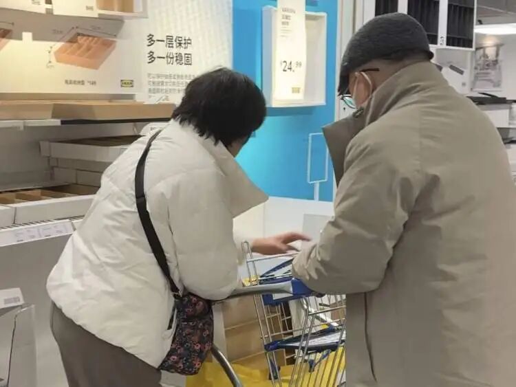 1小时全部售罄!上海市民在宝山宜家“疯狂捡漏”:太值了!餐厅已关闭 1小时全部售罄!上海市民在宝山宜家“疯狂捡漏”:太值了!餐厅已关闭