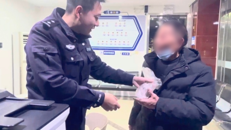 “小孩哥”干了件事,全班同学秒变 “迷弟迷妹”! “小孩哥”干了件事,全班同学秒变 “迷弟迷妹”!