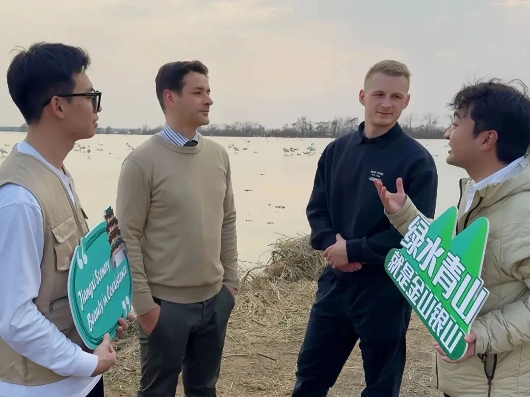 齐聚南昌“追鸟”！18国青年纷纷拿起手机刷屏......