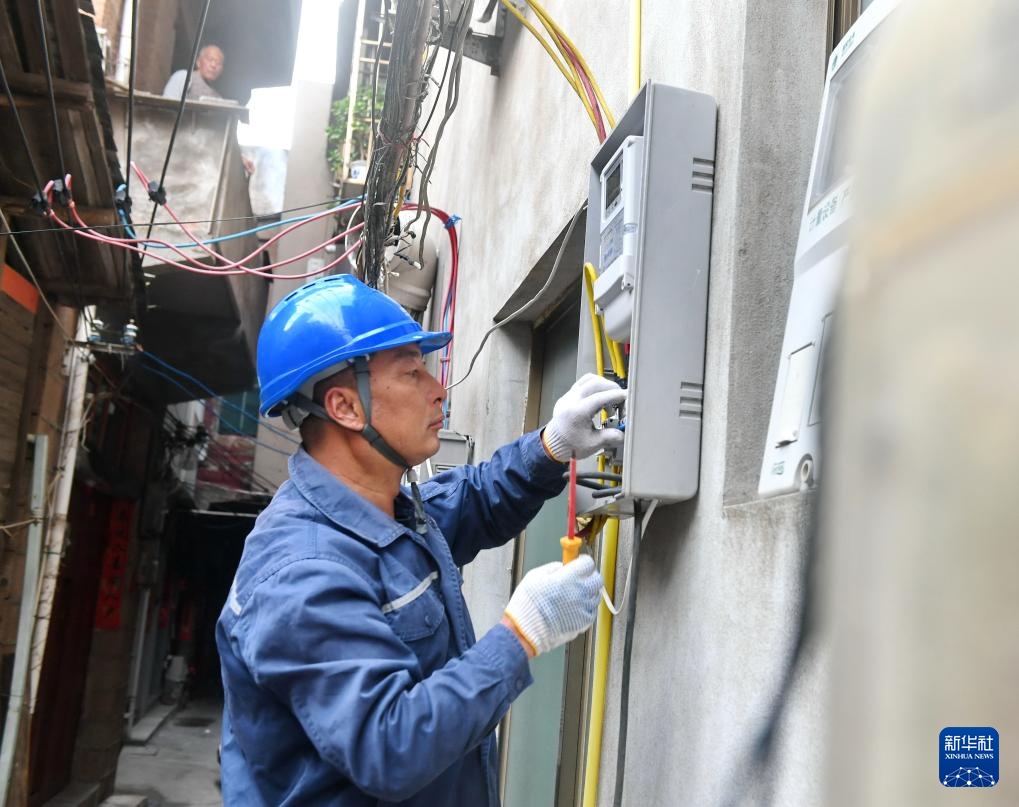 海岛“守灯人”