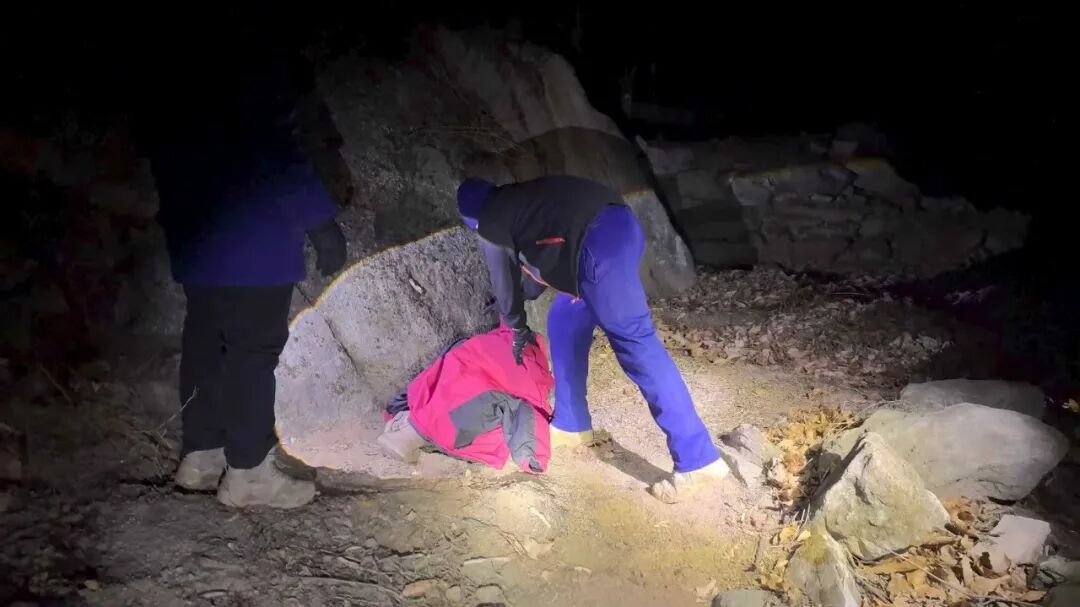 寒夜深山紧急救援！怀柔消防成功找回失联聋哑智障老人