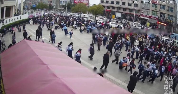 “小孩哥”干了件事,全班同学秒变 “迷弟迷妹”! “小孩哥”干了件事,全班同学秒变 “迷弟迷妹”!