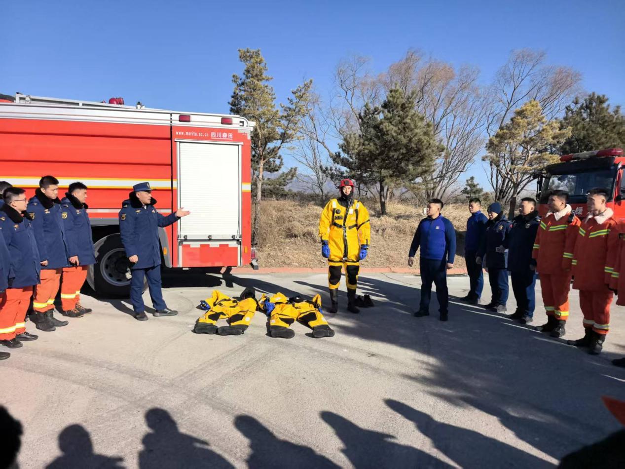 北京：昌平消防开展冰上救援演练 筑牢生命安全防线