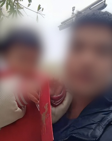 暖心！佛山2岁女童草地捡到价值7万元金链，爸爸全网寻人警方助力