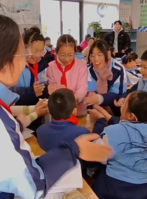 “小孩哥”干了件事,全班同学秒变 “迷弟迷妹”! “小孩哥”干了件事,全班同学秒变 “迷弟迷妹”!