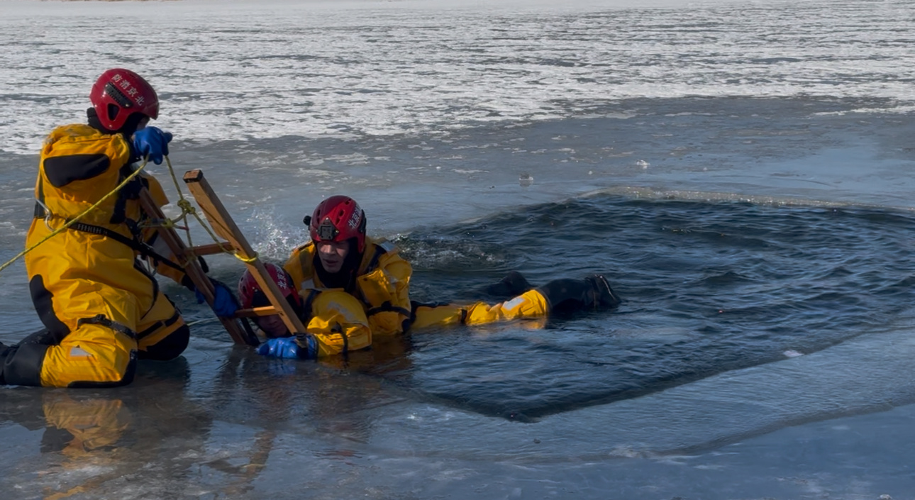 北京：昌平消防开展冰上救援演练 筑牢生命安全防线