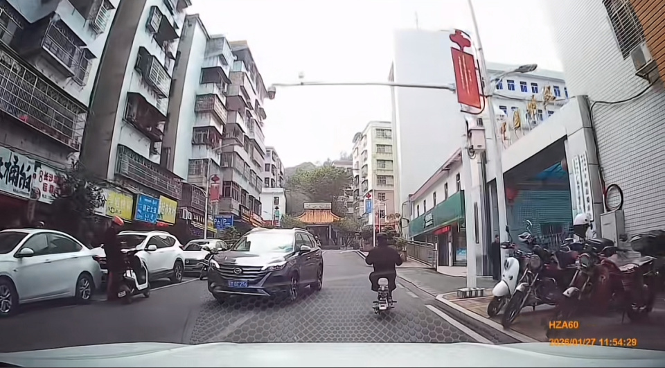 大叔围观车祸,捡到面包车司机掉落手机骑车就跑,广东小伙载上司机连追三条街帮忙讨回 大叔围观车祸,捡到面包车司机掉落手机骑车就跑,广东小伙载上司机连追三条街帮忙讨回