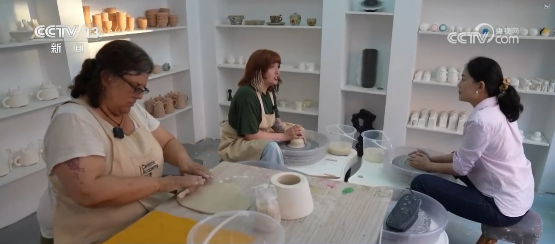 各地非遗民俗“串珠成链”点亮佳节 “到中国过春节”成为新潮流新风尚