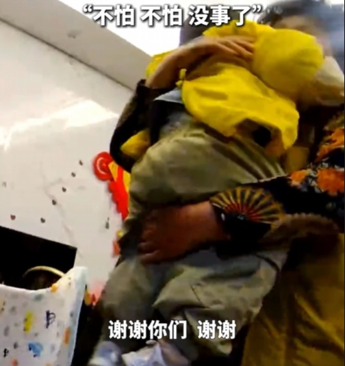 破门！关火！救人！祖孙平安！