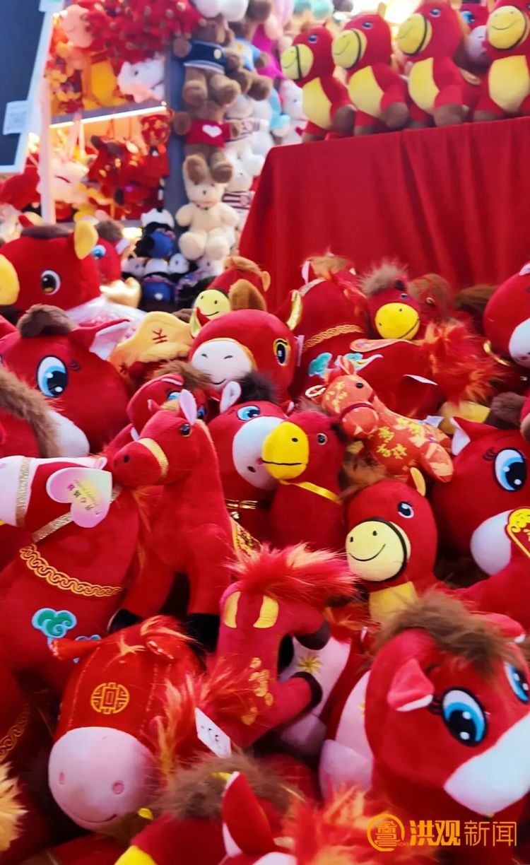 “哭哭马”玩偶爆火！老板娘回应：工厂生产线扩充至10余条