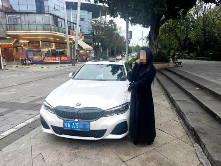 可疑！女子总“遮脸”开车，一查：第三次了！