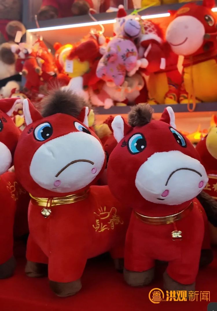 “哭哭马”玩偶爆火！老板娘回应：工厂生产线扩充至10余条