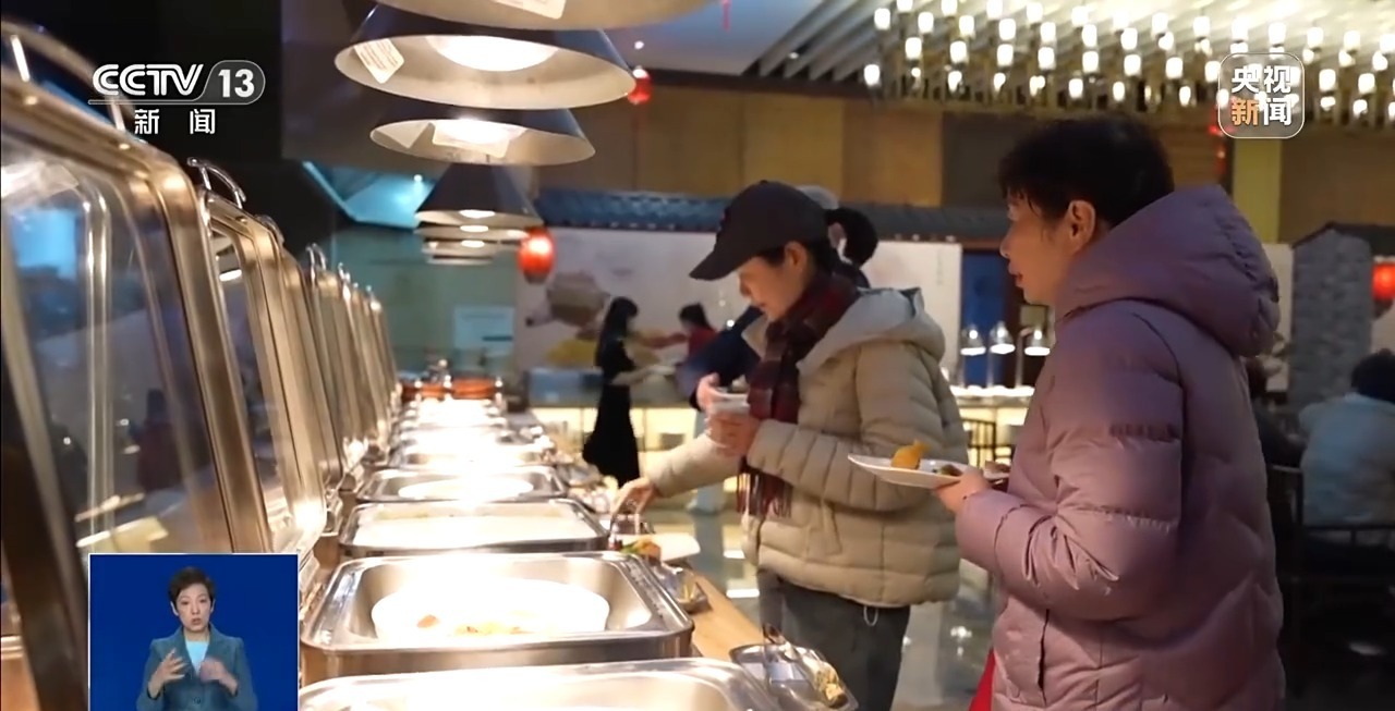 马元素菜品成亮点 礼盒套餐走俏 今年年夜饭市场亮点多