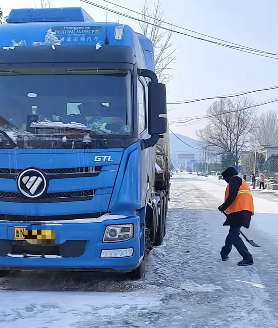 山东货车司机困在雪中，被河南大姐投喂羊肉面，感动到哭红双眼！几天后他专程回来致谢