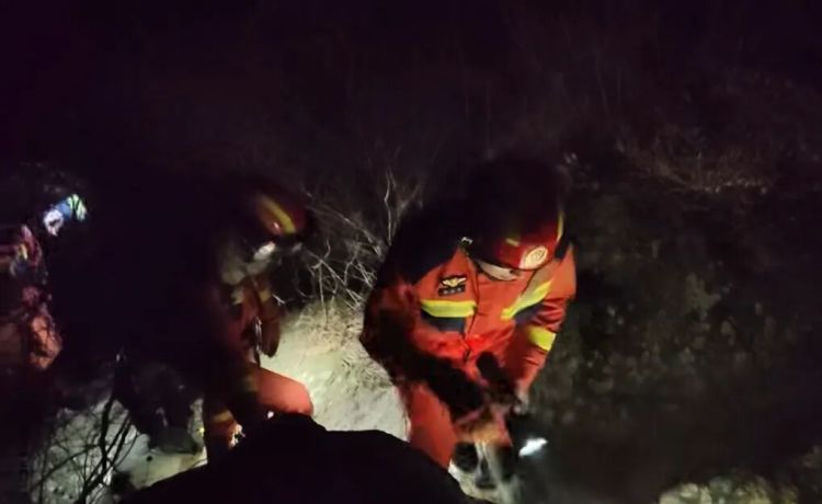 青岛石门山,一男子登山迷路坠进山坳,体力耗尽→ 青岛石门山,一男子登山迷路坠进山坳,体力耗尽→