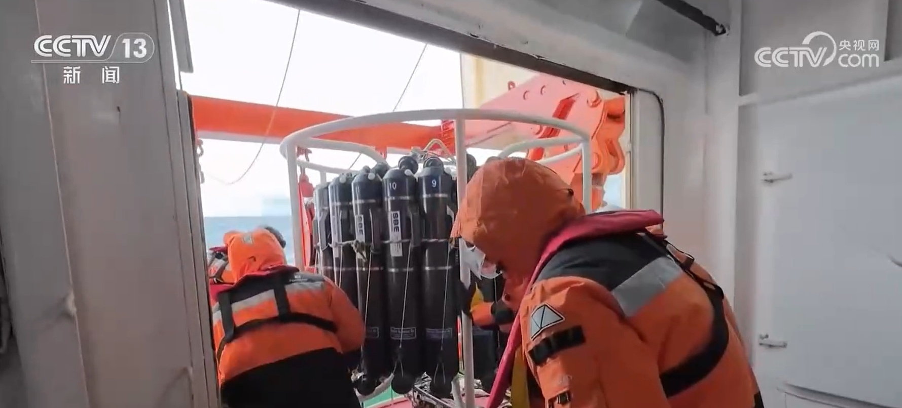 第42次南极考察丨9级风浪中前行 4000米深处取水 马不停蹄开启大洋作业 第42次南极考察丨9级风浪中前行 4000米深处取水 马不停蹄开启大洋作业