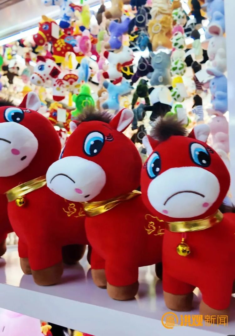 “哭哭马”玩偶爆火！老板娘回应：工厂生产线扩充至10余条