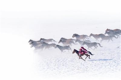 难忘那个纵马雪原的红色身影（新时代·面孔）