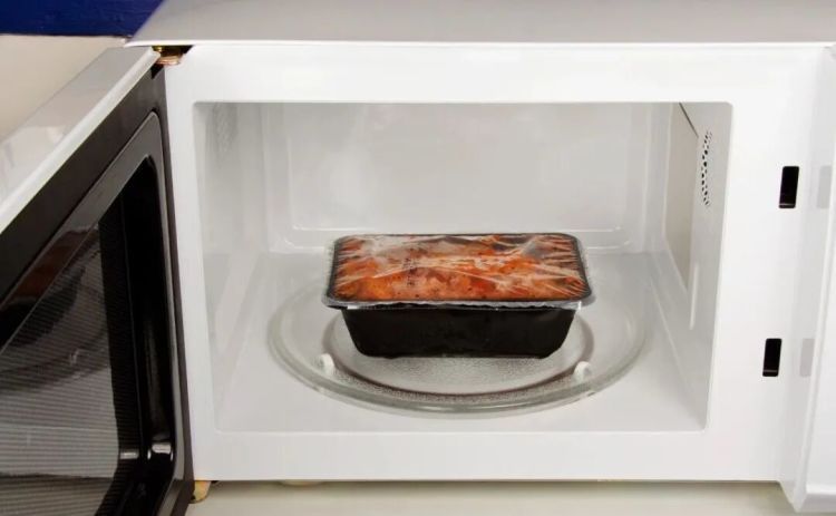 除了金属制品，这些东西也不能放进微波炉！赶快检查