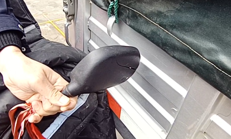 当着民警的面欲销毁证据？这名肇事者被揪出！