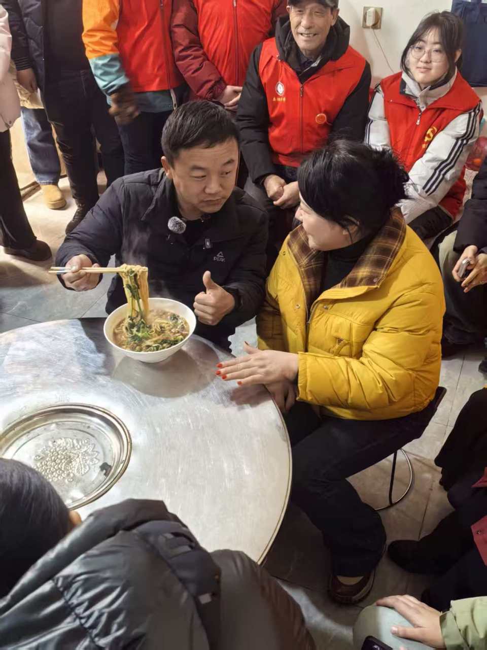 山东货车司机困在雪中，被河南大姐投喂羊肉面，感动到哭红双眼！几天后他专程回来致谢