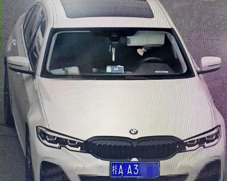 可疑！女子总“遮脸”开车，一查：第三次了！
