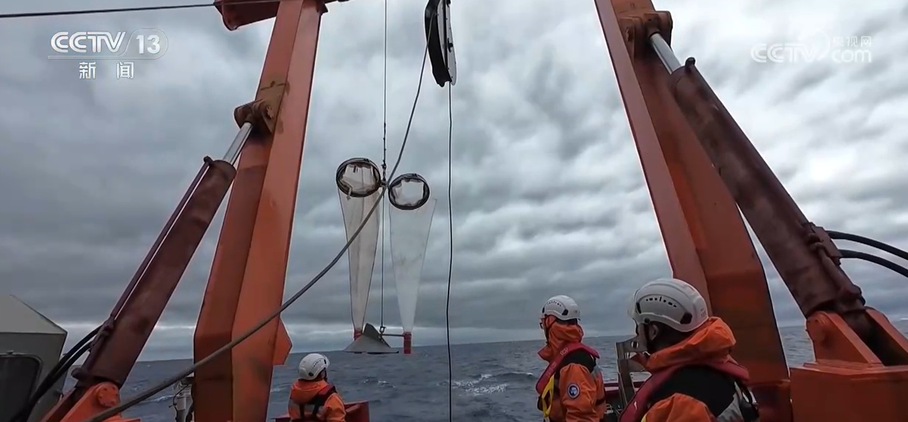 第42次南极考察丨9级风浪中前行 4000米深处取水 马不停蹄开启大洋作业 第42次南极考察丨9级风浪中前行 4000米深处取水 马不停蹄开启大洋作业