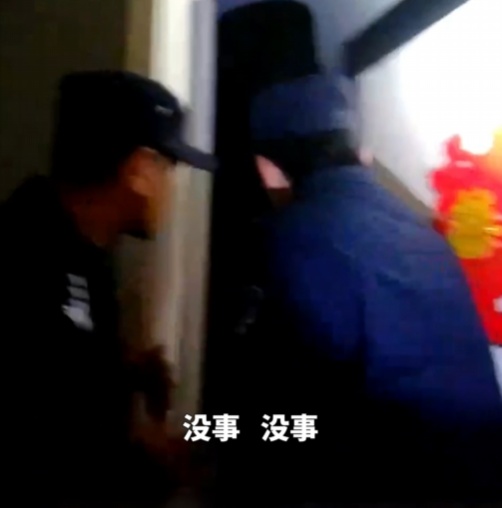 破门！关火！救人！祖孙平安！