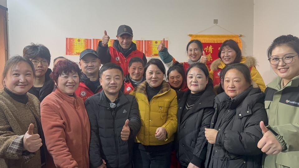 山东货车司机困在雪中，被河南大姐投喂羊肉面，感动到哭红双眼！几天后他专程回来致谢