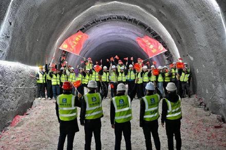 创下多项全国纪录！重庆轨道交通27号线铜锣山隧道全线顺利贯通