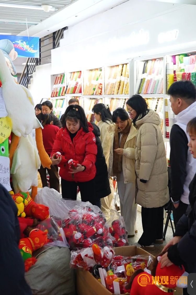 “哭哭马”玩偶爆火！老板娘回应：工厂生产线扩充至10余条
