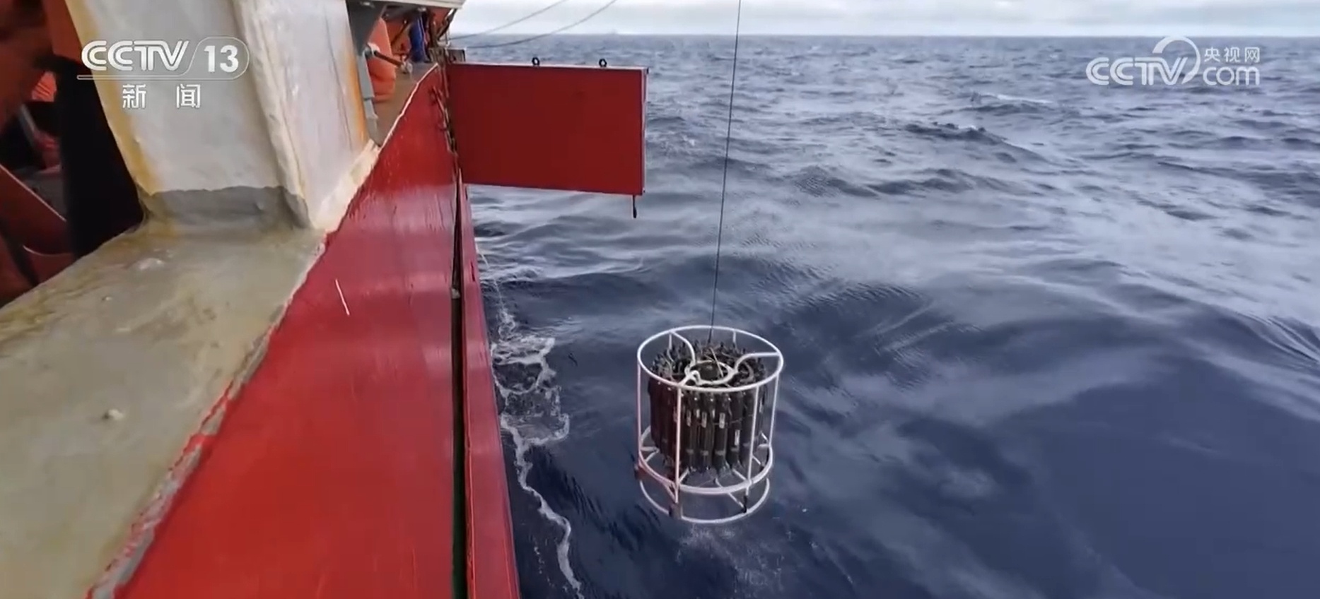 第42次南极考察丨9级风浪中前行 4000米深处取水 马不停蹄开启大洋作业 第42次南极考察丨9级风浪中前行 4000米深处取水 马不停蹄开启大洋作业