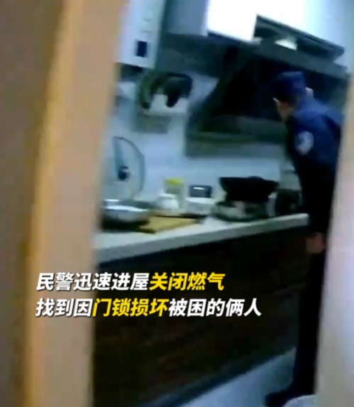 破门！关火！救人！祖孙平安！