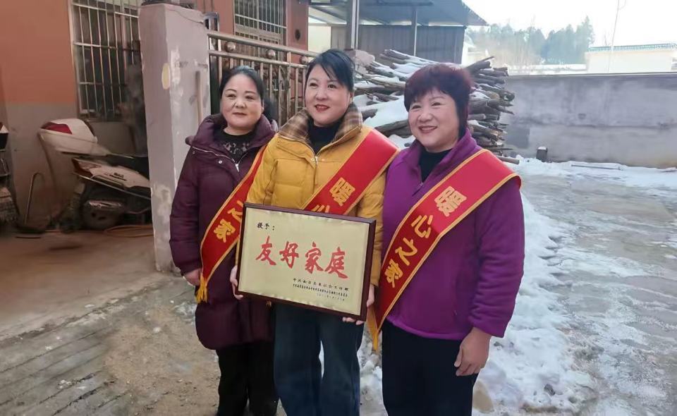 山东货车司机困在雪中，被河南大姐投喂羊肉面，感动到哭红双眼！几天后他专程回来致谢