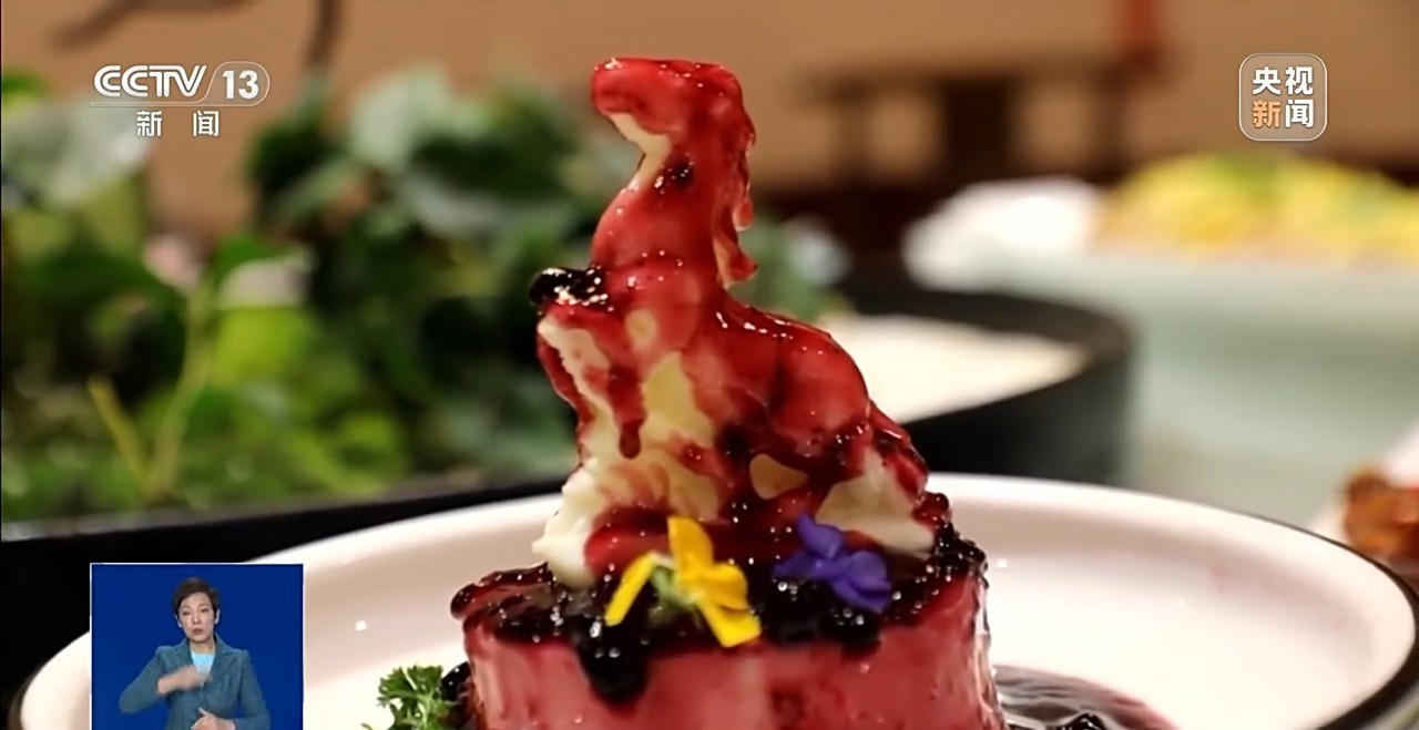 马元素菜品成亮点 礼盒套餐走俏 今年年夜饭市场亮点多