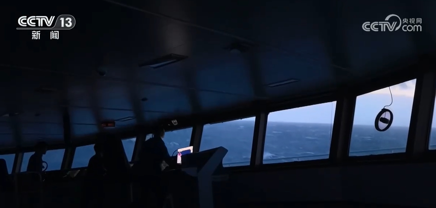 第42次南极考察丨9级风浪中前行 4000米深处取水 马不停蹄开启大洋作业 第42次南极考察丨9级风浪中前行 4000米深处取水 马不停蹄开启大洋作业