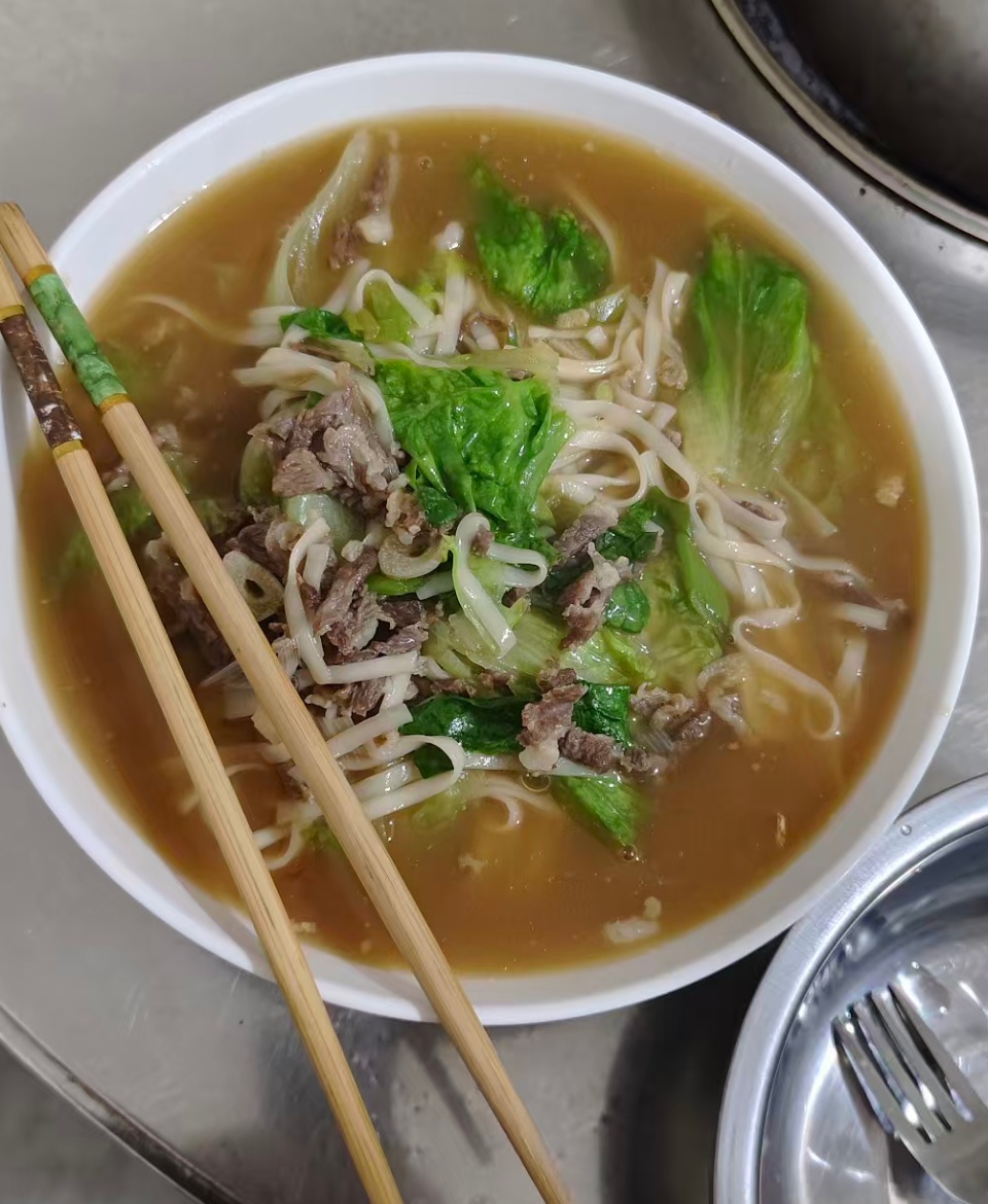 山东货车司机困在雪中，被河南大姐投喂羊肉面，感动到哭红双眼！几天后他专程回来致谢