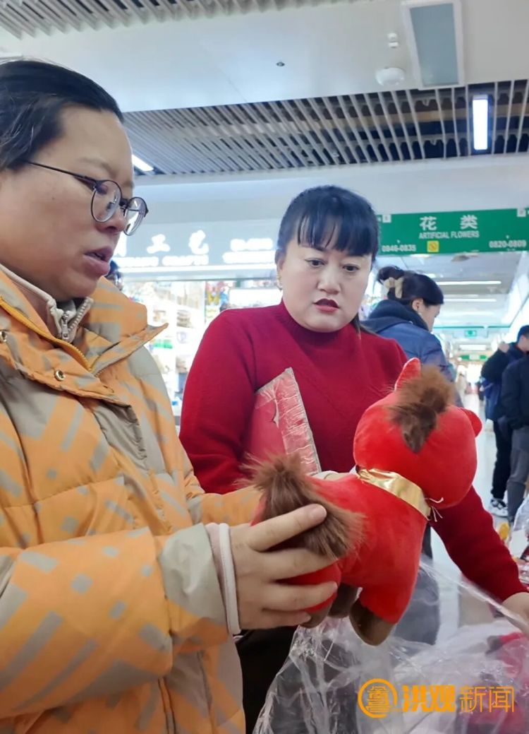 “哭哭马”玩偶爆火！老板娘回应：工厂生产线扩充至10余条