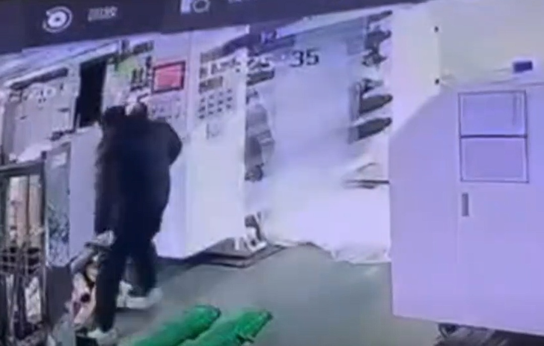 工人被卷入机器！“胳膊、头和上半身都被卷进去”...同事紧急关停并救出