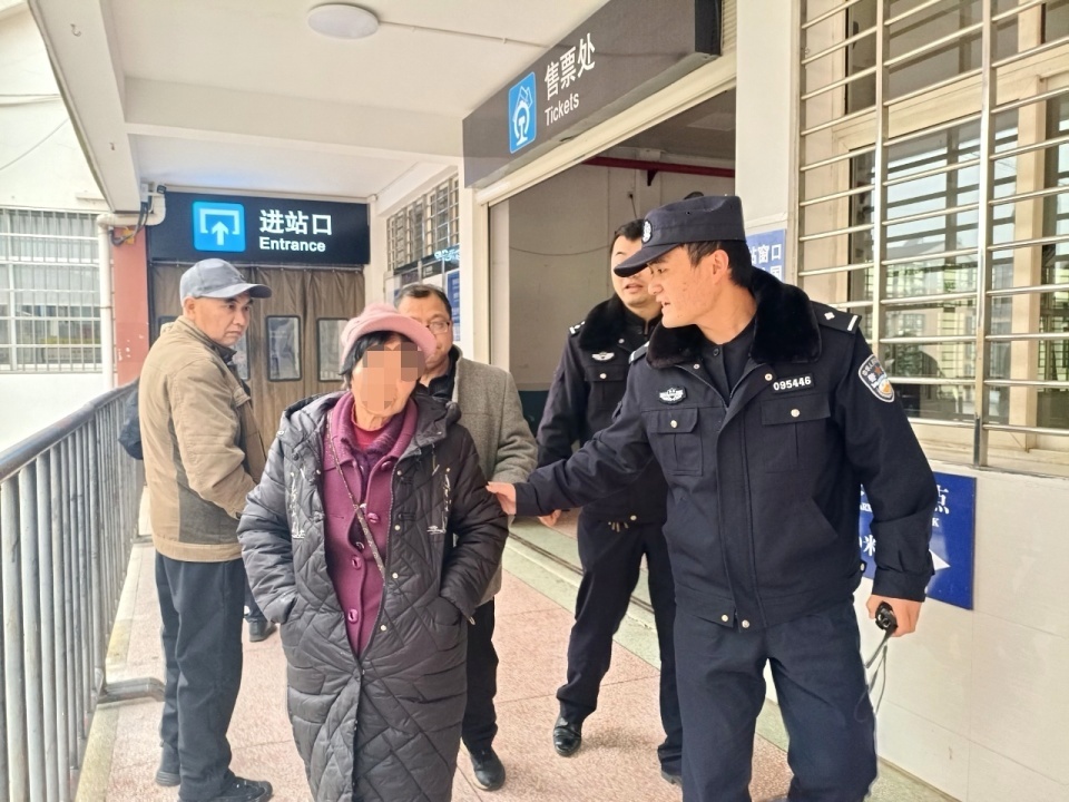 怀化七旬老人迷信玄学离家去找“大师”，民警劝回