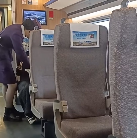 “我妈妈没了”高铁上女子突然崩溃大哭！下一刻，所有乘客都关掉手机声安静陪伴