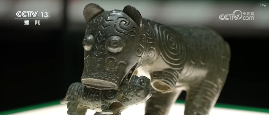 纹饰纹样与赛博光影碰撞、古韵国风成“顶流审美” 中华文化创新表达彰显蓬勃生命力