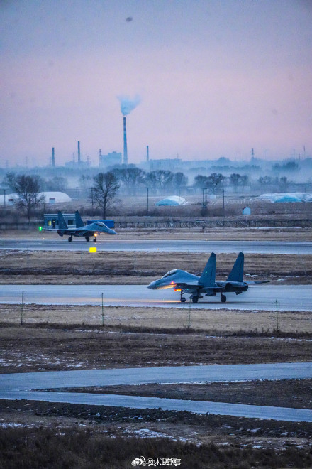 战机与霞光邂逅浪漫时刻