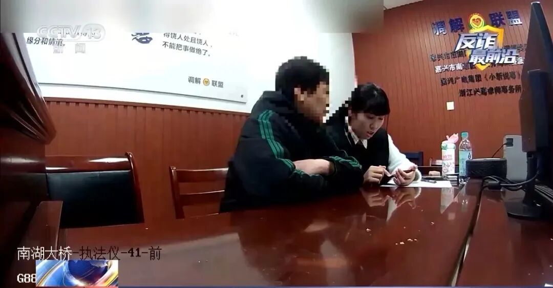 网恋男友自称是“研究卫星的国家科研人员”，发来红头文件有很多错别字，女子仍相信