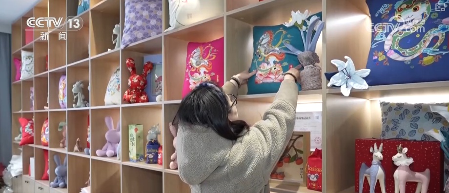 “老手艺+新创意”拉高马年文创火爆人气 讨喜造型让非遗技艺亲切接地气 “老手艺+新创意”拉高马年文创火爆人气 讨喜造型让非遗技艺亲切接地气