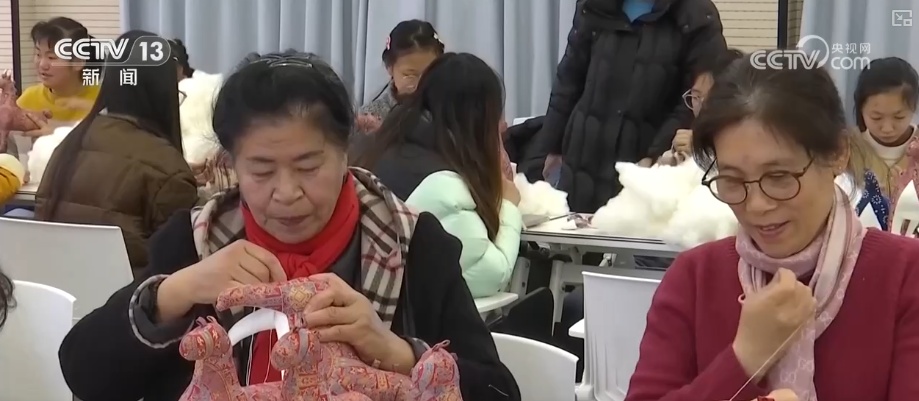 “老手艺+新创意”拉高马年文创火爆人气 讨喜造型让非遗技艺亲切接地气 “老手艺+新创意”拉高马年文创火爆人气 讨喜造型让非遗技艺亲切接地气