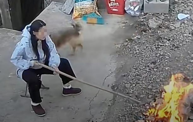 女子焚烧垃圾突遇爆炸，脸部被烫伤！现场画面曝光